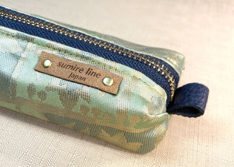 ペンケース型キャラメルポーチ／pencil case／ライトグリーンといぶしゴールドの帯