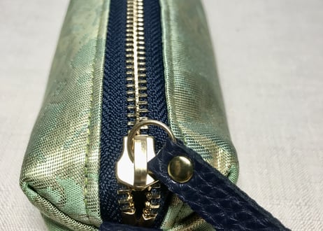 ペンケース型キャラメルポーチ／pencil case／ライトグリーンといぶしゴールドの帯