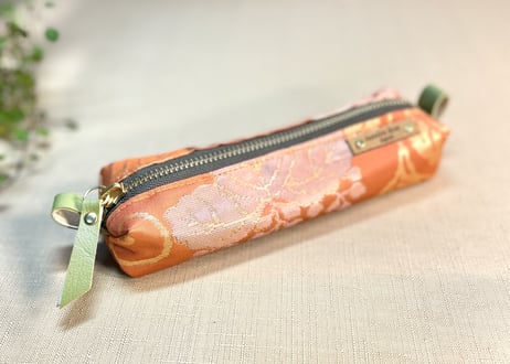 ペンケース型キャラメルポーチ／pencil case／オレンジとゴールドの桐模様