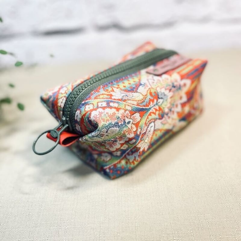 キャラメルポーチ 白い花を散らしたカラフルな帯 | sumire line Japan