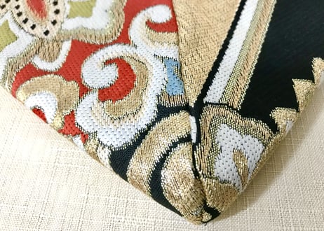スキヤポーチ／sukiya pouch／黒地に大きなゴールドの花紋の帯