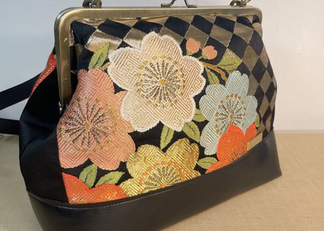 がま口3WAYショルダーバッグ 角形24cm／黒地に桜と紅葉／3-Way Clasp Bag (24 cm Frame Type)
