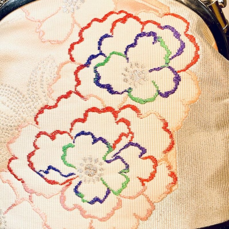 がま口付♪ 可愛いピンクの花柄グラニーバッグ つまみ細工風ブローチが