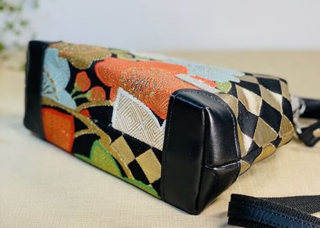 がま口ショルダーバッグくし型18cm／桜と紅葉／Clasp Shoulder Bag (18 cm Frame Type)