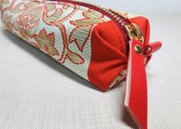 ペンケース型キャラメルポーチ／pencil case／鮮やかな赤がアクセントの帯