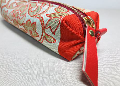 ペンケース型キャラメルポーチ／pencil case／鮮やかな赤がアクセントの帯