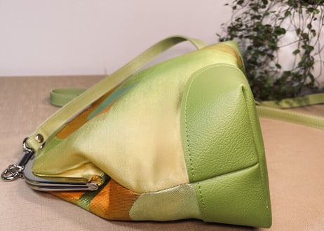 がま口ショルダーバッグ20cm／ライトグリーン×シルバーの口金／Clasp Shoulder Bag (20 cm Frame Type)