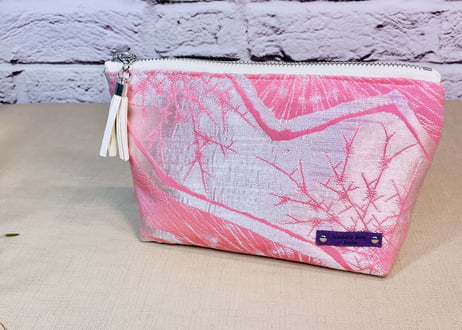 ファスナーポーチ　鮮やかなピンクとシルバー／zipper pouch