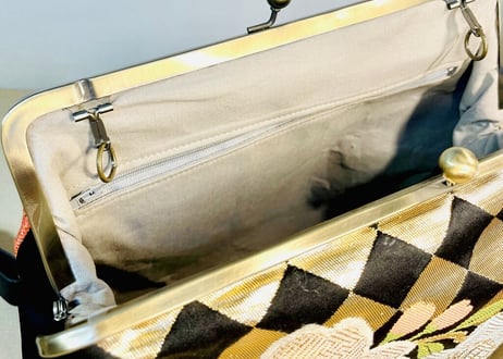 がま口3WAYショルダーバッグ 角形24cm／黒地に桜と紅葉／3-Way Clasp Bag (24 cm Frame Type)