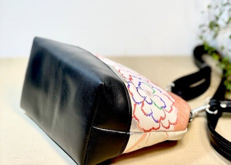 がま口ショルダーバッグ18cm／ピンク系の花模様／Clasp Shoulder Bag (18 cm Frame Type)