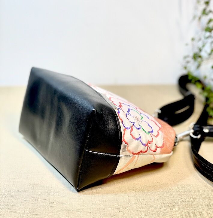 がま口ショルダーバッグ18cm／ピンク系の花模様／Clasp Shoulder Bag