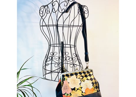 がま口3WAYショルダーバッグ 角形24cm／黒地に桜と紅葉／3-Way Clasp Bag (24 cm Frame Type)
