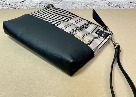 男性にも❗️ユニセックスな2wayバッグ／クラッチ＆クロスボディバッグ／グレーと黒の博多織の帯