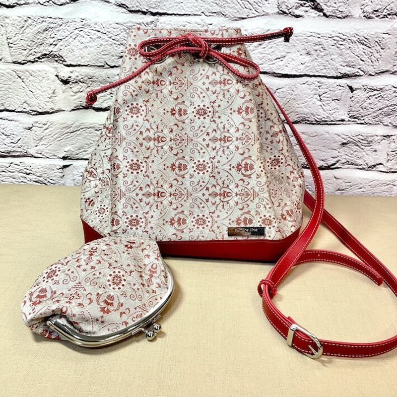 巾着ショルダーバッグ がま口ポーチ付き／グレーに赤いアラベスク風の