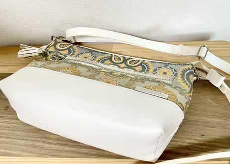 ミニショルダーバッグ／crossbody bag／白い合皮のコンビネーション