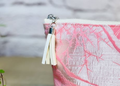 ファスナーポーチ　鮮やかなピンクとシルバー／zipper pouch