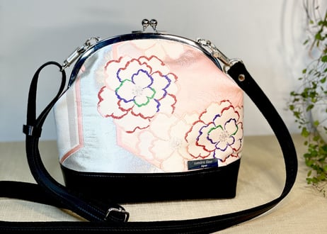 がま口ショルダーバッグ18cm／ピンク系の花模様／Clasp Shoulder Bag (18 cm Frame Type)