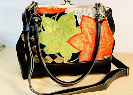 がま口3WAYショルダーバッグ 角形24cm／黒地に桜と紅葉／3-Way Clasp Bag (24 cm Frame Type)