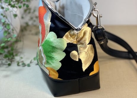 がま口ショルダーバッグ 18cmくし型／黒地に赤と緑が映える帯／Clasp Shoulder Bag (18 cm Frame Type)