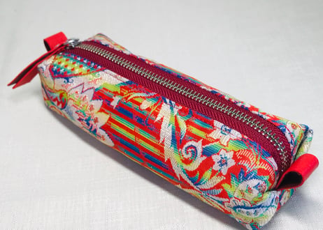 ペンケース　　白い花を散らしたカラフルな帯