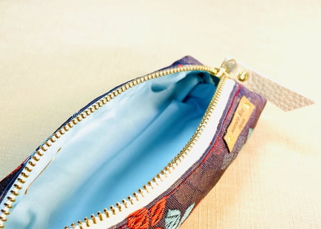 ペンケース型キャラメルポーチ／pencil case／パープル系　色とりどりの小花がステキな帯 1