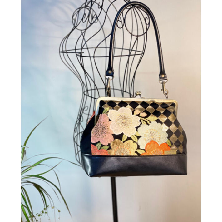 がま口3WAYショルダーバッグ 角形24 cm／黒地に桜と紅葉／3-Way Clasp