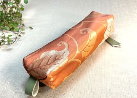ペンケース型キャラメルポーチ／pencil case／オレンジとゴールドの桐模様