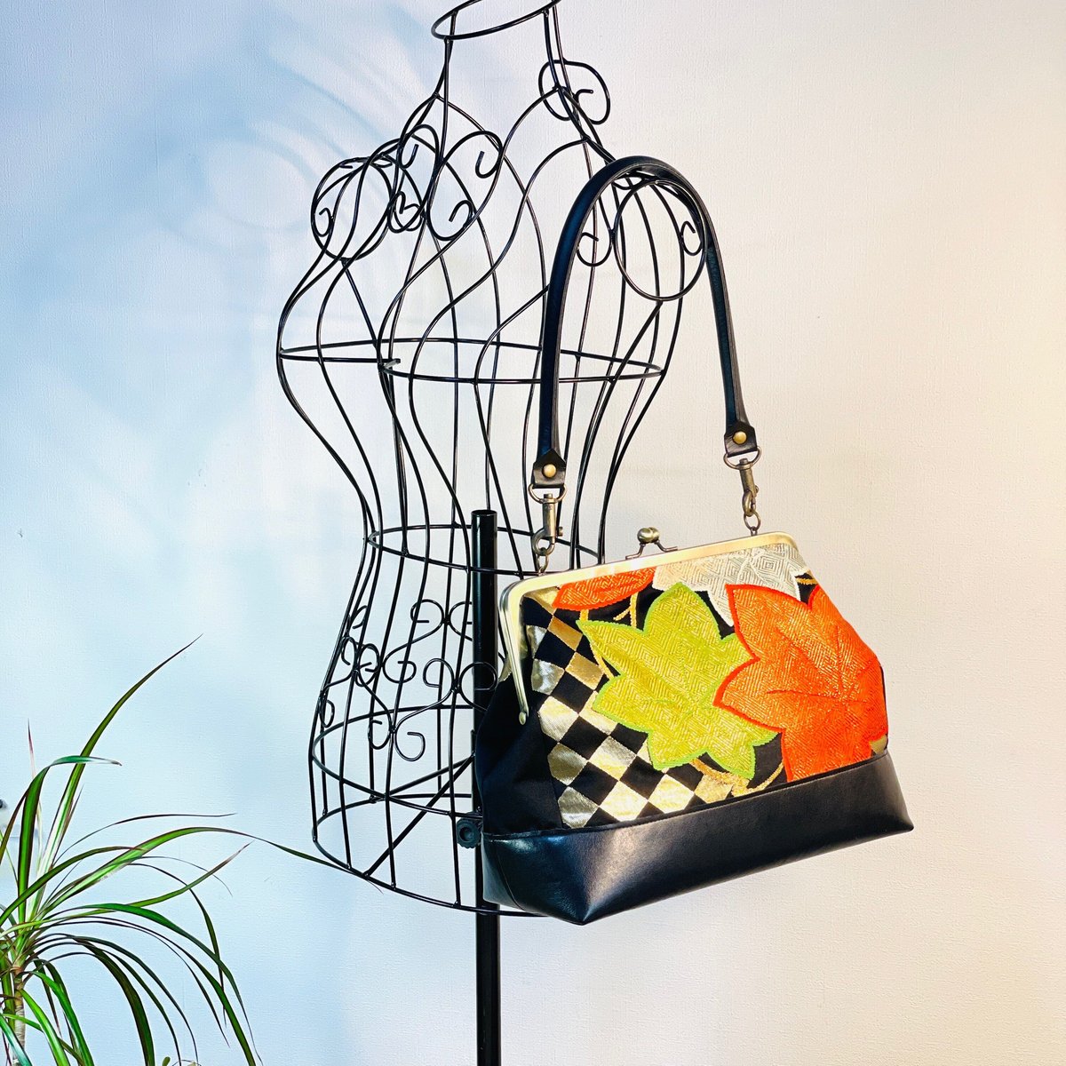 【ハンドメイド】がま口バッグ　海底の世界 3way 2点セット　#657 がま口3WAYショルダーバッグ 角形24cm／黒地に桜と紅葉／3-Way Clasp