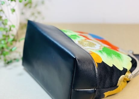 がま口ショルダーバッグ 18cmくし型／黒地に赤と緑が映える帯／Clasp Shoulder Bag (18 cm Frame Type)