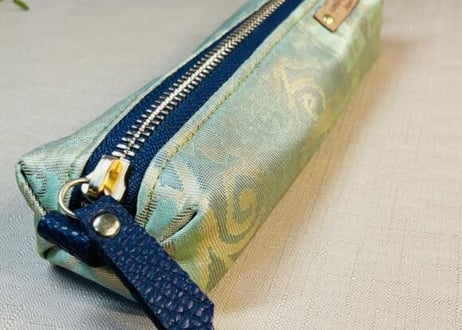 ペンケース型キャラメルポーチ／pencil case／ライトグリーンといぶしゴールドの帯