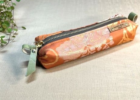 ペンケース型キャラメルポーチ／pencil case／オレンジとゴールドの桐模様