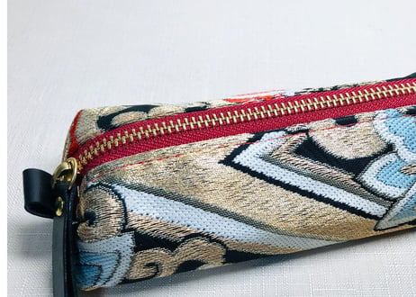 ペンケース型キャラメルポーチ／pencil case／黒地に大きな花柄の帯