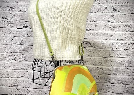 がま口ショルダーバッグ20cm／ライトグリーン×アンティークゴールドの口金／Clasp Shoulder Bag (20 cm Frame Type)