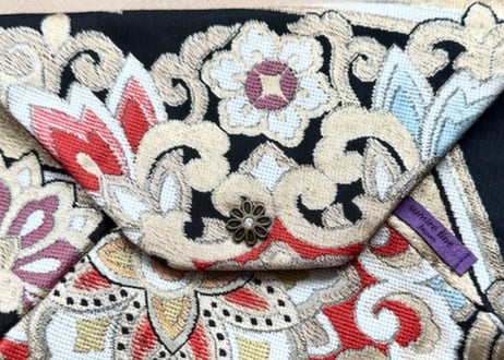 スキヤポーチ／sukiya pouch／黒地に大きなゴールドの花紋の帯