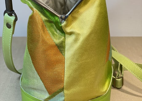 がま口ショルダーバッグ20cm／ライトグリーン×アンティークゴールドの口金／Clasp Shoulder Bag (20 cm Frame Type)