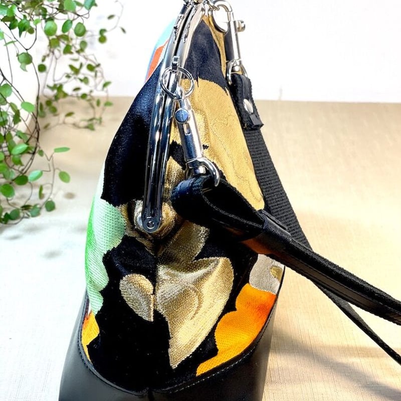 がま口ショルダーバッグ 18cmくし型／黒地に赤と緑が映える帯／Clasp