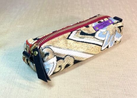 ペンケース型キャラメルポーチ／pencil case／黒地に大きな花柄の帯