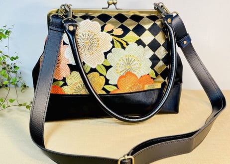 がま口3WAYショルダーバッグ 角形24cm／黒地に桜と紅葉／3-Way Clasp Bag (24 cm Frame Type)