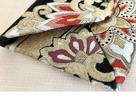 スキヤポーチ／sukiya pouch／黒地に大きなゴールドの花紋の帯