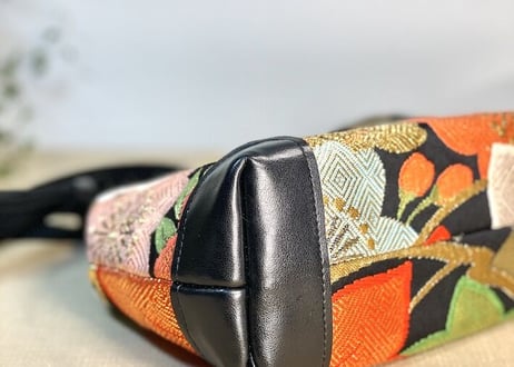 がま口ショルダーバッグくし型18cm／桜と紅葉／Clasp Shoulder Bag (18 cm Frame Type)
