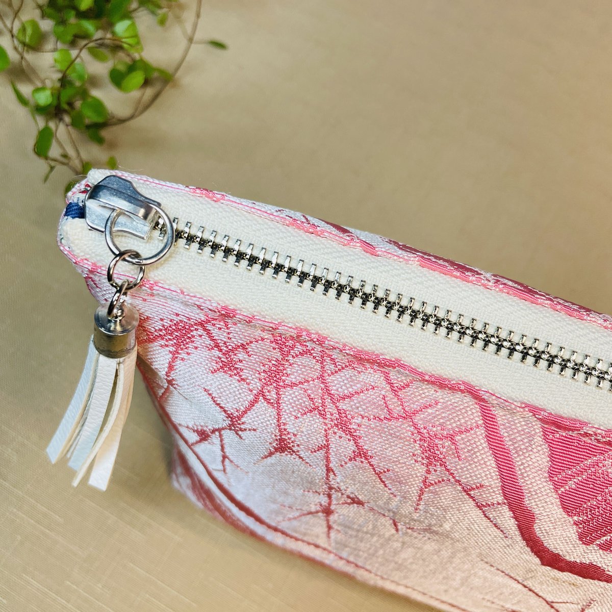 ファスナーポーチ 鮮やかなピンクとシルバー／zipper pouch | sumire
