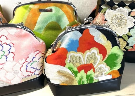 がま口ショルダーバッグ 18cmくし型／黒地に赤と緑が映える帯／Clasp Shoulder Bag (18 cm Frame Type)