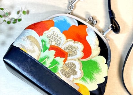がま口ショルダーバッグ 18cmくし型／黒地に赤と緑が映える帯／Clasp Shoulder Bag (18 cm Frame Type)
