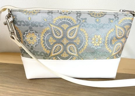 ミニショルダーバッグ／crossbody bag／白い合皮のコンビネーション