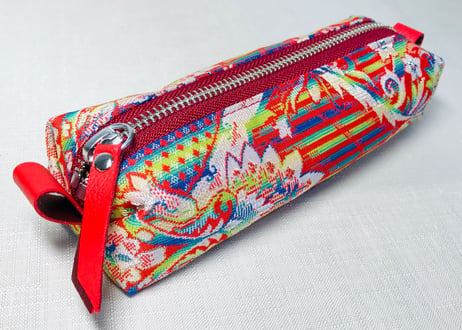 ペンケース　　白い花を散らしたカラフルな帯