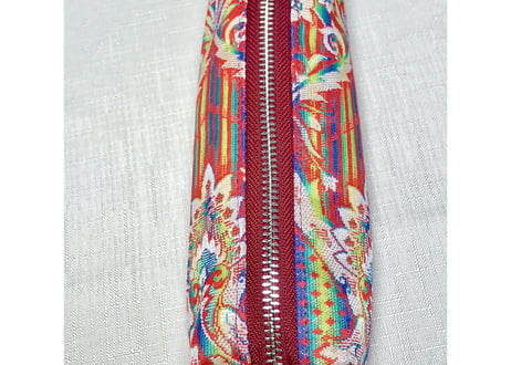 ペンケース　　白い花を散らしたカラフルな帯