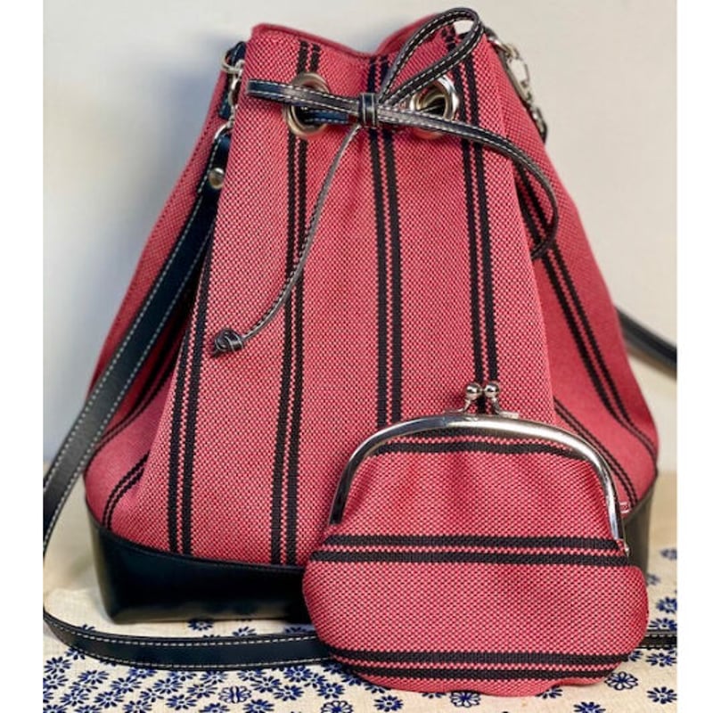 巾着ショルダーバッグ がま口ポーチ付き 濃いローズ色に黒い縞の