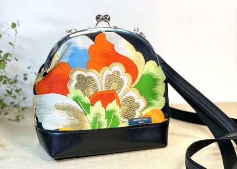 がま口ショルダーバッグ 18cmくし型／黒地に赤と緑が映える帯／Clasp Shoulder Bag (18 cm Frame Type)