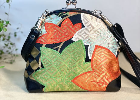 がま口ショルダーバッグくし型18cm／桜と紅葉／Clasp Shoulder Bag (18 cm Frame Type)