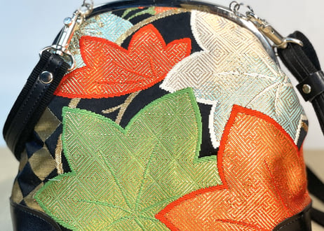 がま口ショルダーバッグくし型18cm／桜と紅葉／Clasp Shoulder Bag (18 cm Frame Type)